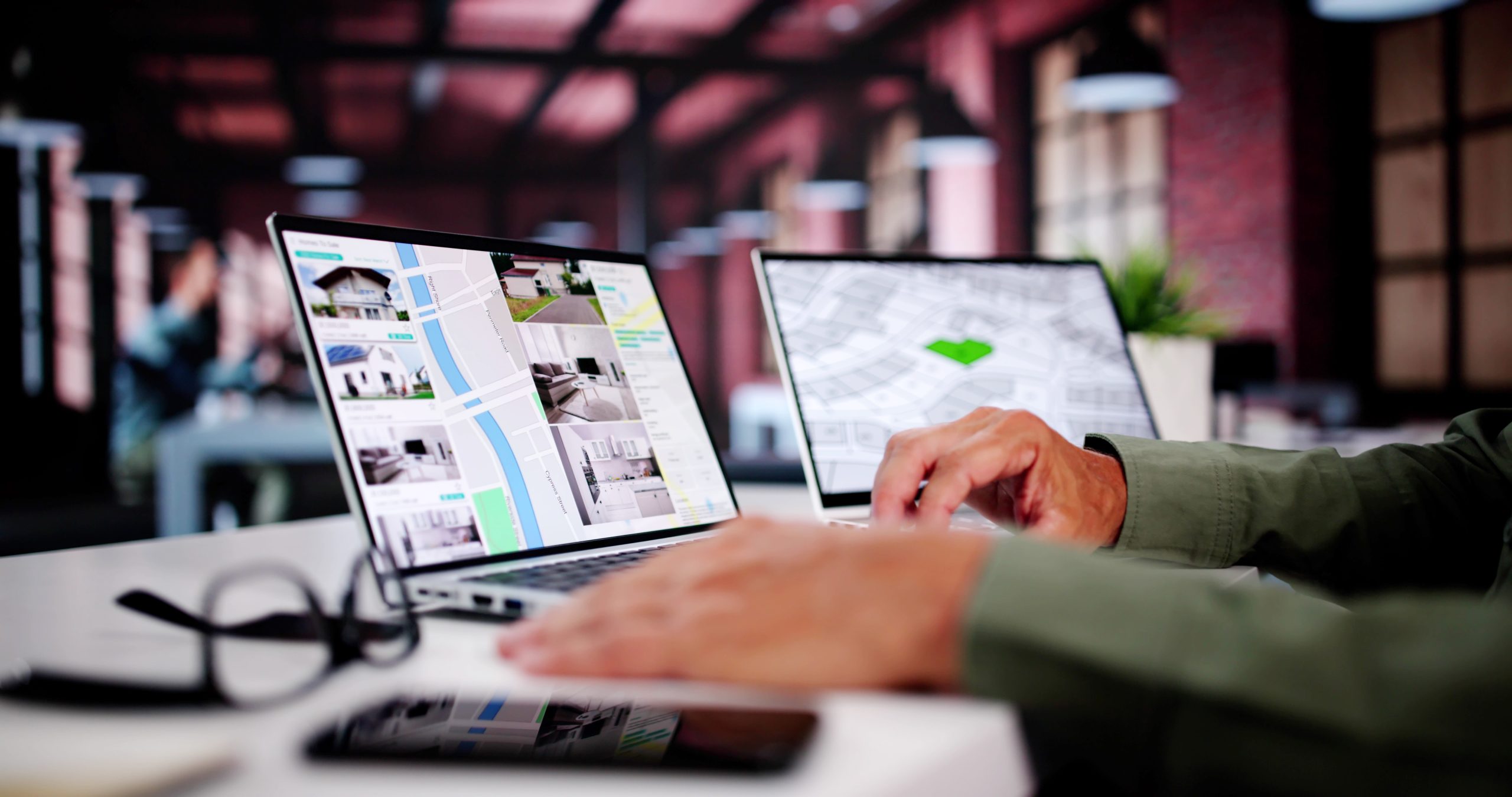 Property Search and Mapping Software on Dual Screens How Digital Platforms Keep Everything Organized